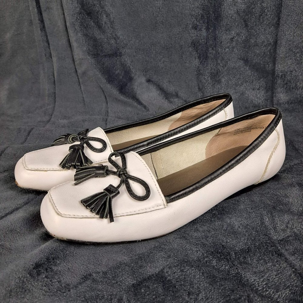 Array Size 5.5M White Leather Loafer Flats Black Trim and Bow and Tassel Detail